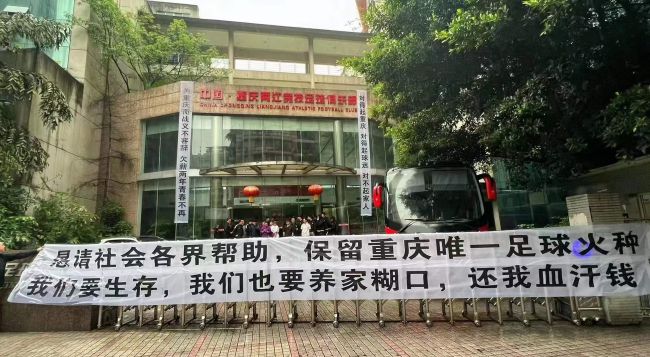 高中老友自结业各散工具后再次带着各自出色又让人难以置信的故事聚会，George, Jonathan和Luke是最好的哥们，他们承诺必然要连结联系，虽然他们相隔千里。3年后的炎天，George决议为好友们举行一个回宁派对，别的二人也赞成了。他们叫上了其他老友，如Luke, Jill, Nate, Brooke和Matthew等。